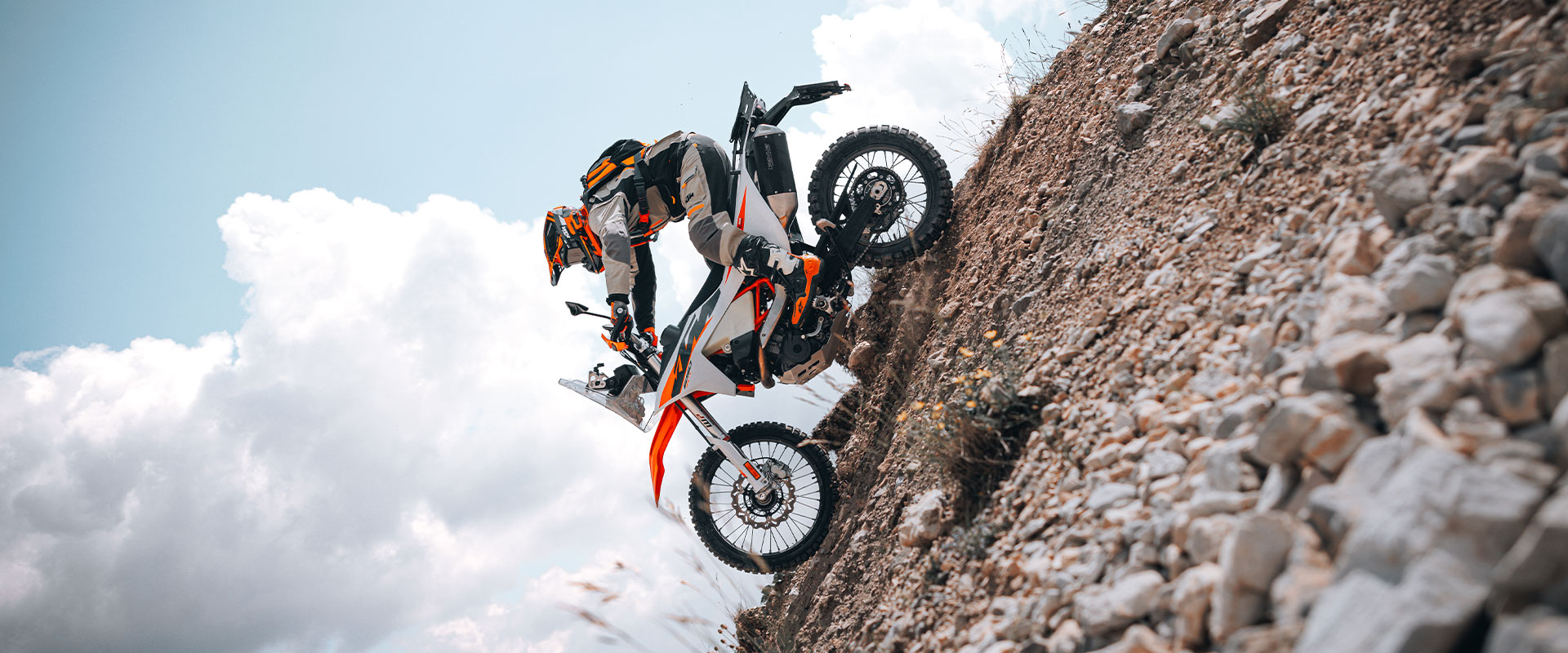 KTM 690 Rally 2027 tijdens een steile afdaling